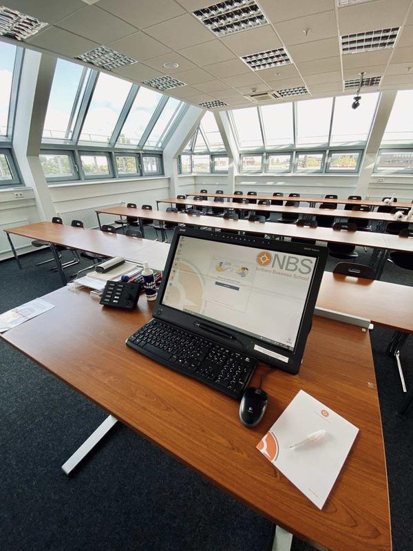 Erhöhte Raumauslastung im 3-G-Modell: aktuelles Foto aus dem UV-Nord-Saal im Studienzentrum Quarree der NBS Hochschule.