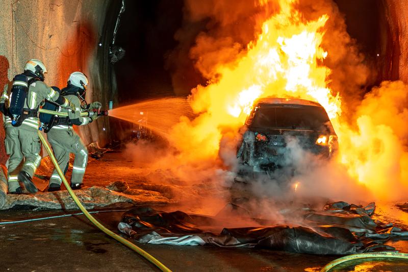 In the course of the project, the fire brigade was able to test different extinguishing methods for burning e-vehicles in tunnels. 