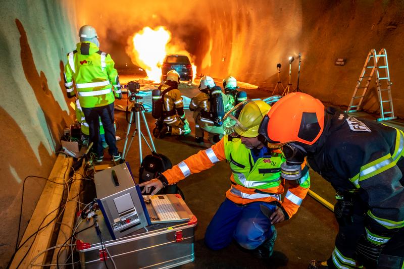 Eine der Erkenntnisse der experimentellen Brandversuche: Brennt ein E-Fahrzeug im Tunnel, wird es zwar heißer, aber nicht grundlegend gefährlicher im Tunnel. 