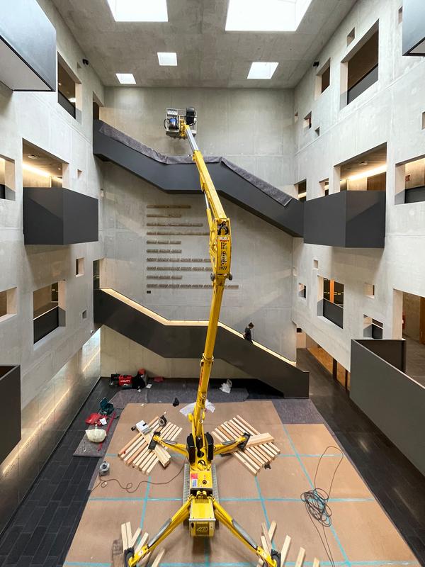 Mit einer Hebebühne hat die Firma Lüst Metallgestaltung Supés Kunstwerk in Coburg ange-bracht. Damit der Binärtext Schatten wirft, wurde er mit Abstandshaltern befestigt. 