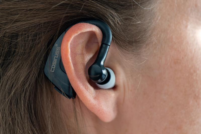 Der Ohrsensor ist wie ein Hörgerät hinter dem Ohr zu tragen. Alle 15 Minuten  übermittelt er die wichtigsten Vital-Werte. Verschlechtern sich die Werte, wird der Patient kontaktiert und bei Bedarf ins Krankenhaus aufgenommen.