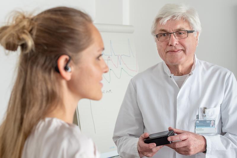 With ear sensors, Covid-19 risk patients can be monitored comfortably and safely at home in order to enable rapid transport to the hospital if necessary.