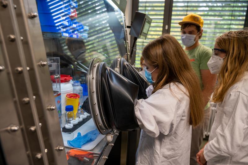Die teilnehmenden Kinder konnten an der Hochschule Aalen eine sogenannte Glovebox selbst ausprobieren, in der Lithium-Ionen-Batterien erforscht werden.