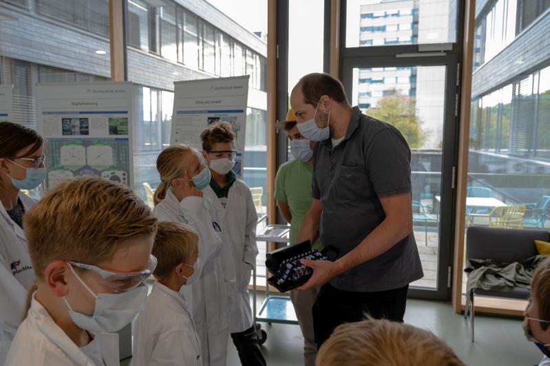 „Forschen für die Zukunft“: Jungforschende erkundeten bei der Aktion „Türen auf mit der Maus“ die neuen Forschungsgebäude der Hochschule Aalen. 