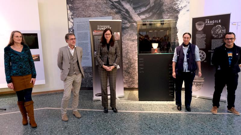 Feierliche Übergabe im Museum für Antike Schifffahrt. Dr. Constanze Höpken (Landesdenkmalamt Saarland), Christian Eckmann (RGZM), Generaldirektorin Prof. Dr. Alexandra W. Busch (RGZM), Dr. Carole Fossurier und Nicolas Tisserand (Inrap) (v.l.n.r.). 