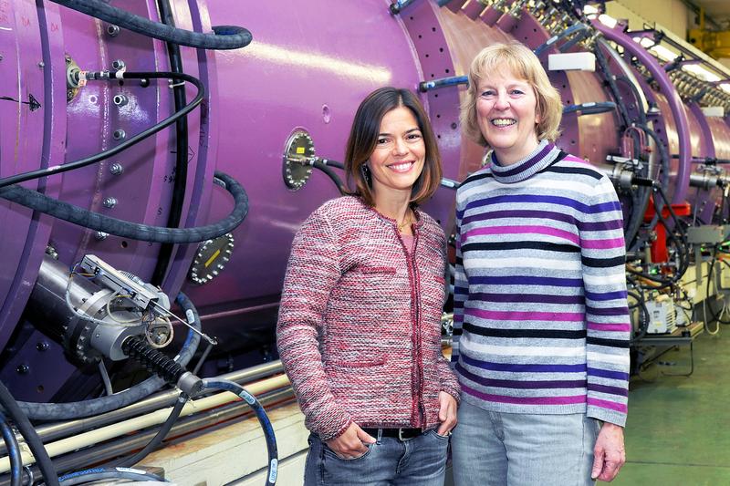 Eugenia Toimil-Molares (l.), Leiterin der Ionen-Spur-Nanotechnologiegruppe bei GSI, und Christina Trautmann (r.), Leiterin der GSI-Abteilung Materialforschung.