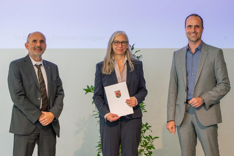 Clemens Hoch, rheinland-pfälzischer Minister für Wissenschaft und Gesundheit (rechts) mit der neuen TH-Präsidentin Prof. Antje Krause und ihrem Vorgänger Prof. Klaus Becker.