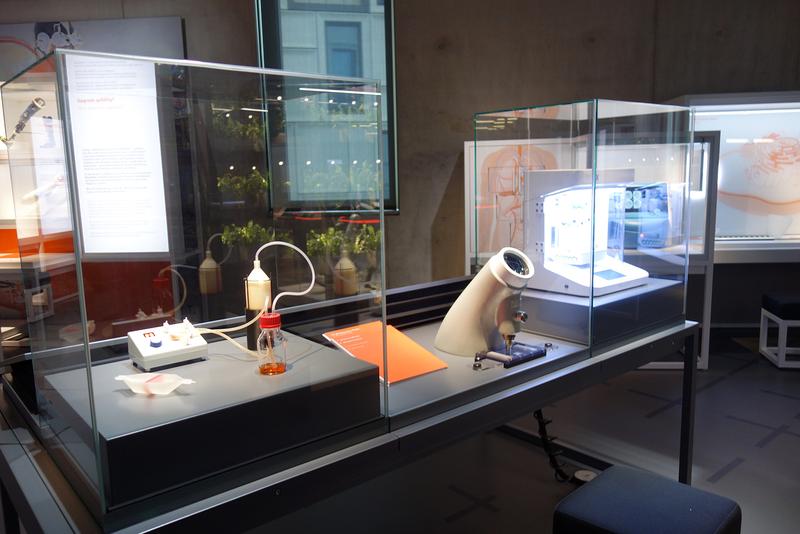 The biofabrication exhibit at the Deutsches Museum Nürnberg, consisting of a bioreactor (left), a microscopy station with samples of heart muscle tissue (centre), and a 3D printer (right). 