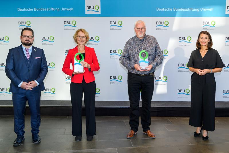 Ökologin Prof. Dr. Katrin Böhning-Gaese (zweite von links) und Moorforscher Prof. Dr. Dr. h.c. Hans Joosten (dritter von links) wurden für ihre herausragenden Verdienste um Artenvielfalt und Klimaschutz heute mit dem Deutschen Umweltpreis ausgezeichnet.