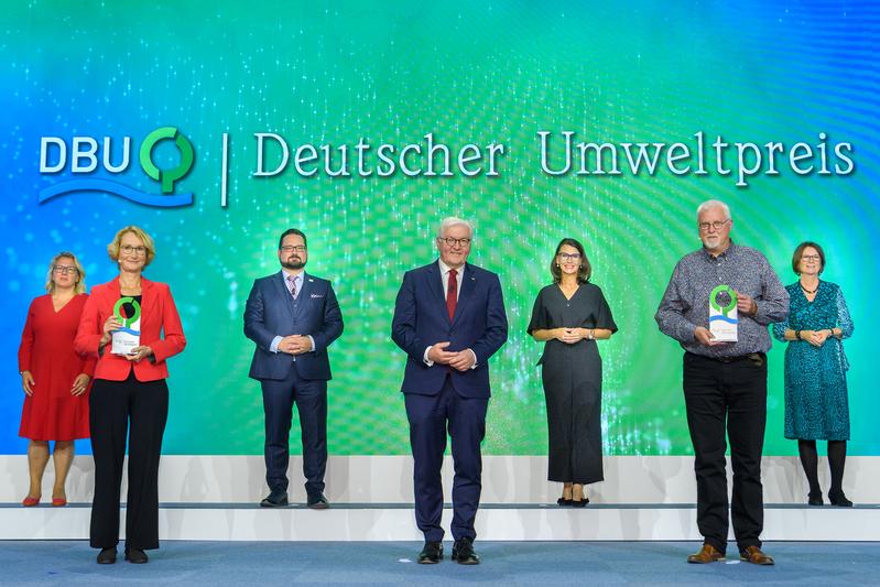 Bundespräsident Steinmeier (Mitte) überreichte den Deutschen Umweltpreis der DBU an Prof. Dr. Böhning-Gaese (vorne links) und Prof. Dr. Dr. h.c. Hans Joosten (vorne rechts). 