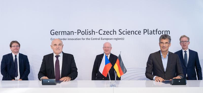 Petr Očko (Vizeminister Industrie- und Handel), Prof. Dr. Vladimir Mařík (Director CIIRC CTU), Prof. Dr. Wolfgang Wahlster (DFKI CEA), Prof. Dr. Antonio Krüger (DFKI CEO) Prof. Dr. Wolf-Dieter Lukas (Staatssekretär BMBF).