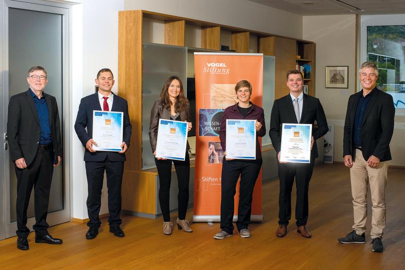 Werner Brinker (l.) von der Vogel Stiftung mit den Preisträgerinnen und Preisträgern Florian Kleefeldt, Jana-Kristin Prigge, Annika Kreikenbohm und Philipp Helmer sowie mit Gunther Schunk, ebenfalls Vogel Stiftung. 