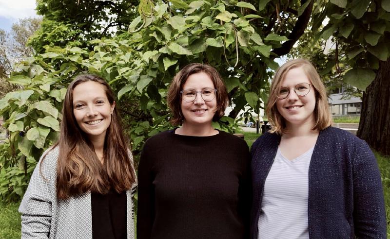 Das Forschungsteam „Extracellular vesicles & miRNA research“ des Fachbereichs Biologie der Technischen Universität Darmstadt: Dr. Meike Saul (Mitte) mit ihren wissenschaftlichen Mitarbeiterinnen Dr. Julia Donzelli (rechts) und Eva Pröstler (links).