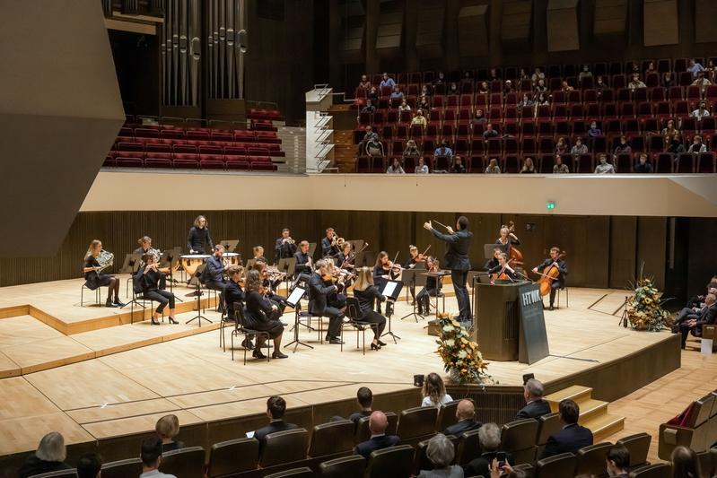 Das HTWK-Orchester unter Leitung von Matthew Lynch musizierte zur Immatrikulationsfeier 2021 im Gewandhaus zu Leipzig.