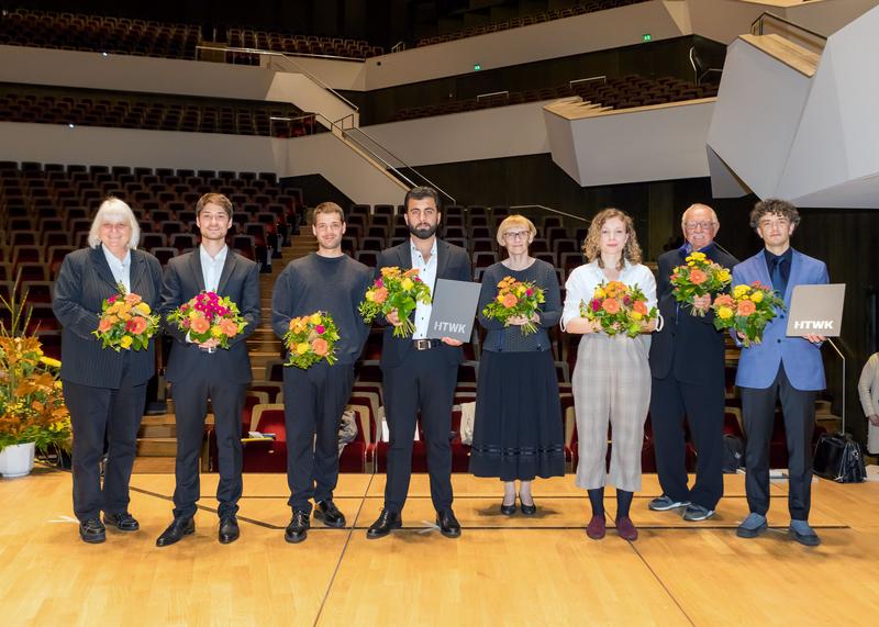 Die Preisträger und Preisträgerinnen der HTWK-Immafeier 2021 (v.l.): Prof.in Gabriele Hooffacker, Nikola Milosevic, Simon Kerner, Wadah Mohammed, Prof.in Kornelia Richter, Vanessa Simon, Prof. Gerhard Bremmer, Dr.-Ing. Tobias Flath.