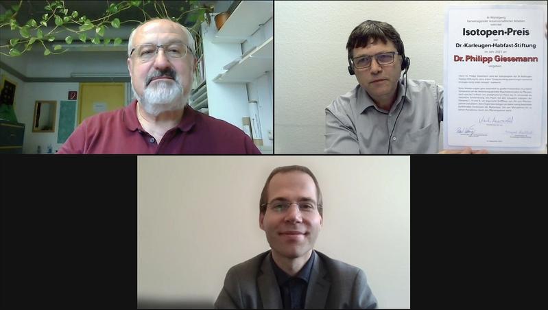 Screenshot von der Verleihung des Isotopenpreises an Dr. Philipp Giesemann (unten). Die Laudatio hielt Prof. Dr. Gerhard Gebauer (oben li.). Die Urkunde wird vom Vorstand der Arbeitsgemeinschaft Stabile Isotope, Dr. Paul Königer, gezeigt (oben re.). 