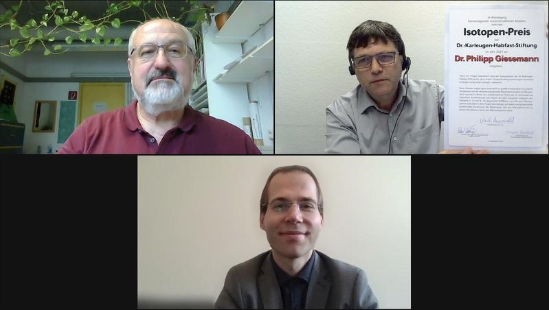 Screenshot of the awarding of the Isotope Prize to Dr. Philipp Giesemann (below). Prof. Dr. Gerhard Gebauer (top left) gave the laudatory speech. The certificate is shown by Dr. Paul Königer, Chairman of the German Association of Stable Isotope Research.