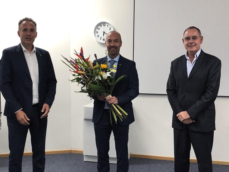 Professor Schenkel bleibt Rektor der DHBW Karlsuhe, v.l.n.r. Markus Heming, Vorsitzender Örtlicher Hochschulrat, DHBW Karlsruhe ; Prof. Dr. Ing. Stephan Schenkel, Rektor, DHBW Karlsruhe ; Prof. Arnold van Zyl PhD/Univ. of Cape Town, Präsident DHBW 