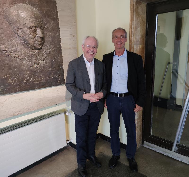 Eni-Preisträger Prof. Dr. Jörg Kärger (links) und Prof. Dr. Jürgen Caro Jörg Kärger und Jürgen Caro vor der Heisenberg-Plakette im Foyer der Fakultät für Physik und Geowissenschaften der Universität Leipzig.