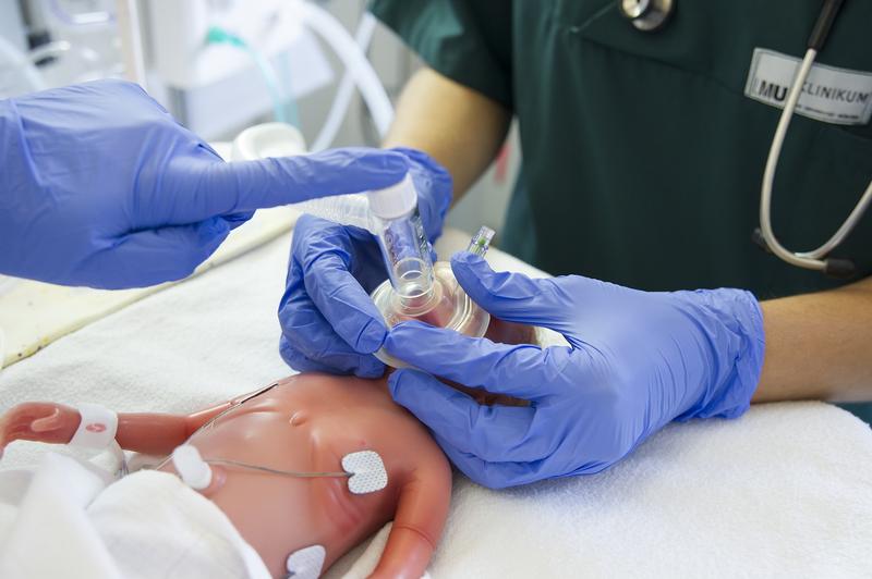 Mit dem weltweit kleinsten und modernsten Frühgeborenen-Simulator trainiert das Team der Neonatologie am LMU Klinikum die Behandlung der Allerkleinsten.