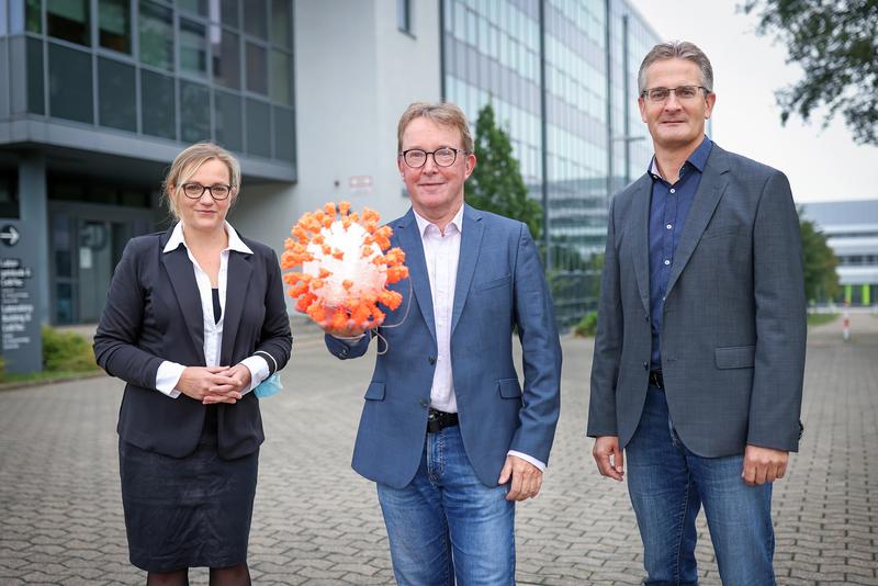 (v.li.): Dr. Christiane Scherer vom Evangelischen Klinikum Bethel, Prof. Dr. Jörn Kalinowski und Prof. Dr. Alexander Sczyrba, beide von der Universität Bielefeld 