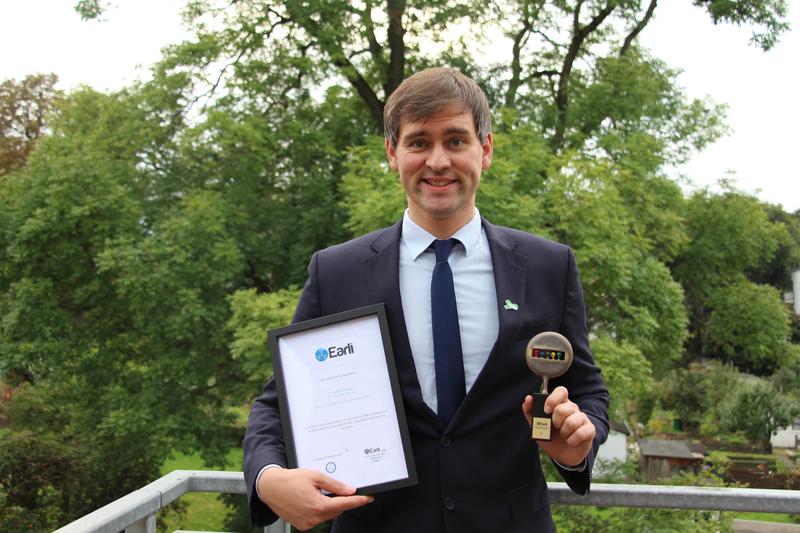Dr. Sascha Schneider wurde mit dem „Erik-De-Corte-Award“ für seine innovative Forschung im Bereich der digitalen Bildung ausgezeichnet.