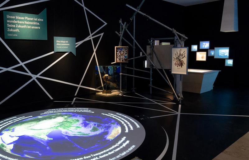 Blick in die Ausstellung "Anthropozän- Zeitalter? Zeitenwende? Zukunft?" im Naturkundemuseum Stuttgart