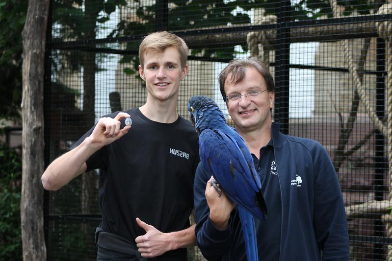 Der Papagei scheint nicht schlecht zu staunen – Raphael Huss (l.) mit dem Sensor-Ei und Zoodirektor Dr. Matthias Reinschmidt 
