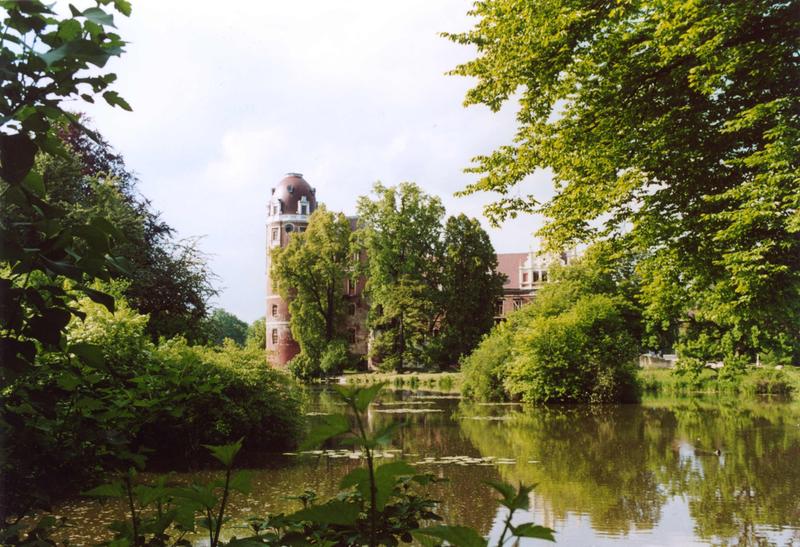 Historische Bauten und Parks leiden unter dem Klimawandel. Dabei verfügt der Kultur- und Naturerbesektor über ein großes Klimaschutz-Potenzial. Wie diese zwei Seiten derselben Medaille angegangen werden können, diskutiert die DBU in ihrer Reihe DBUdigital