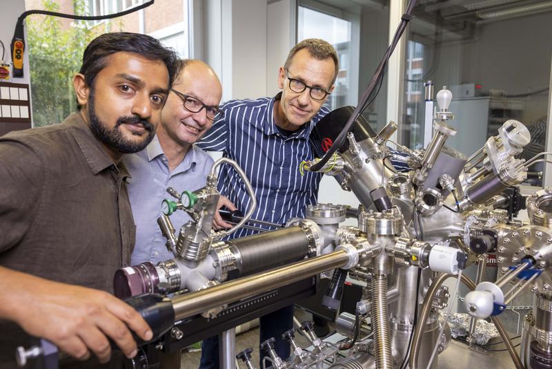 Die Empa-Forscher Shantanu Mishra, Pascal Ruffieux und Roman Fasel (von links nach rechts) an einer Ultrahochvakuum-Anlage zur Herstellung von Triangulen Spinketten.