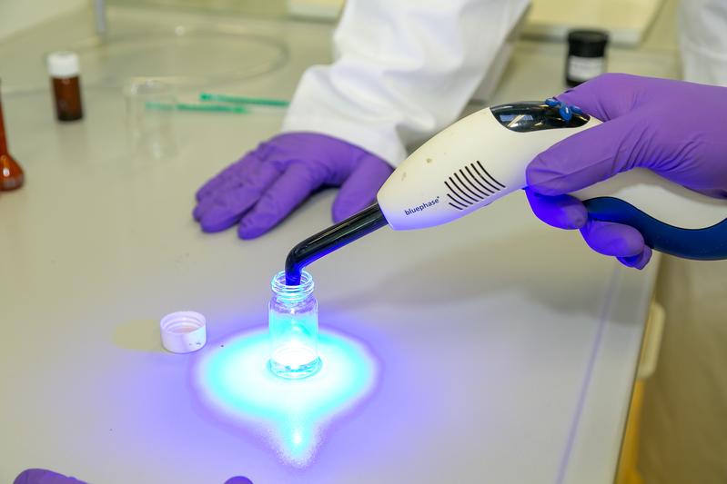 Researchers at Graz University of Technology have developed a new, significantly cheaper production method for germanium-based photoinitiators. This opens up further fields of application beyond the dental sector.