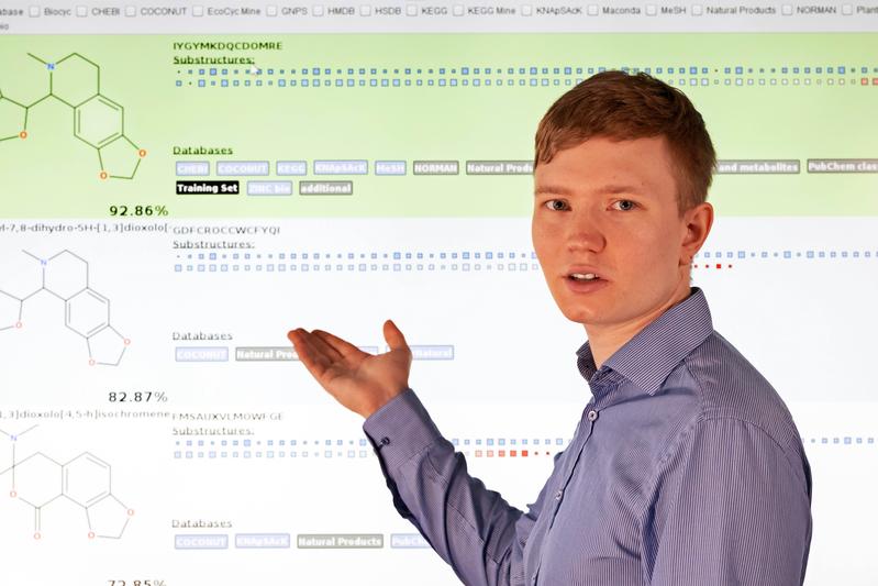 Martin Hoffmann von der Universität Jena präsentiert COSMIC (Confidence Of Small Molecule IdentifiCations), ein Verfahren mit dem sich kleine Wirkstoff-Moleküle sehr viel schneller und einfacher identifizieren lassen als bisher.
