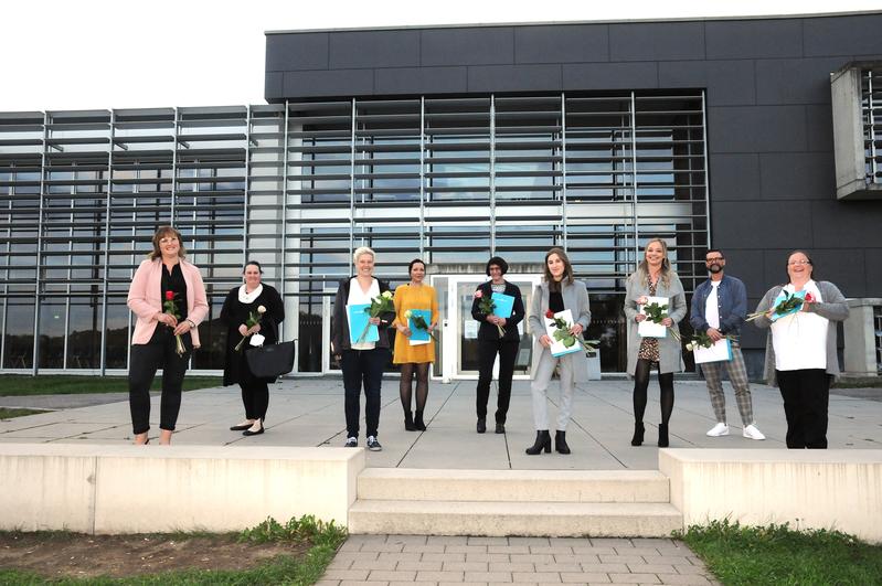 Abschlussfoto vor der Hochschule: der erste Absolventinnenjahrgang des Modulstudiums „Betriebswirtschaft in Gesundheitsberufen.