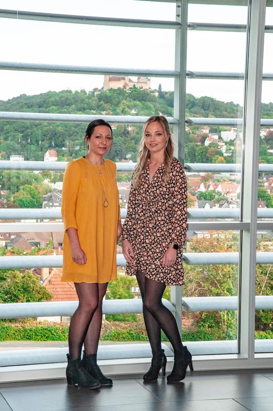 Laura Weiß und Jennifer Andert haben vor der Abschlussfeier an der Hochschule über ihr Modulstudium gesprochen. 