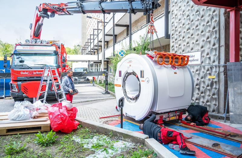 Anlieferung des neuen Forschungs-MRT an der Universitätsmedizin Halle