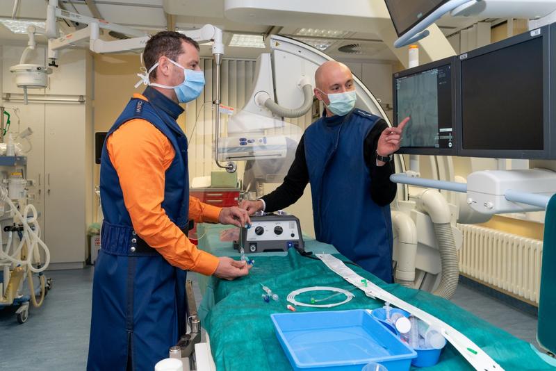 Beim eintägigen Hands-on-Training in die mechanische Thrombektomie konnten die Teilnehmer von Dr. Matthias Gawlitza (rechts) den praktischen Einsatz von Hirnkathedern auch an einer Angiographieanlage lernen.