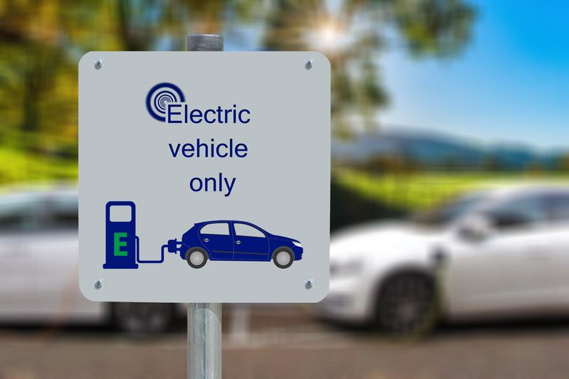 Elektromobilität und Klimaschutz gewinnen weiter an Fahrt: Forschende bei Fraunhofer verbessern die CO2-Bilanz von Batteriesystemen in E-Autos 