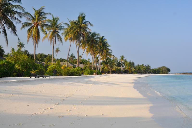 Weißer Sandstrand einer touristisch genutzten Malediven-Insel. 