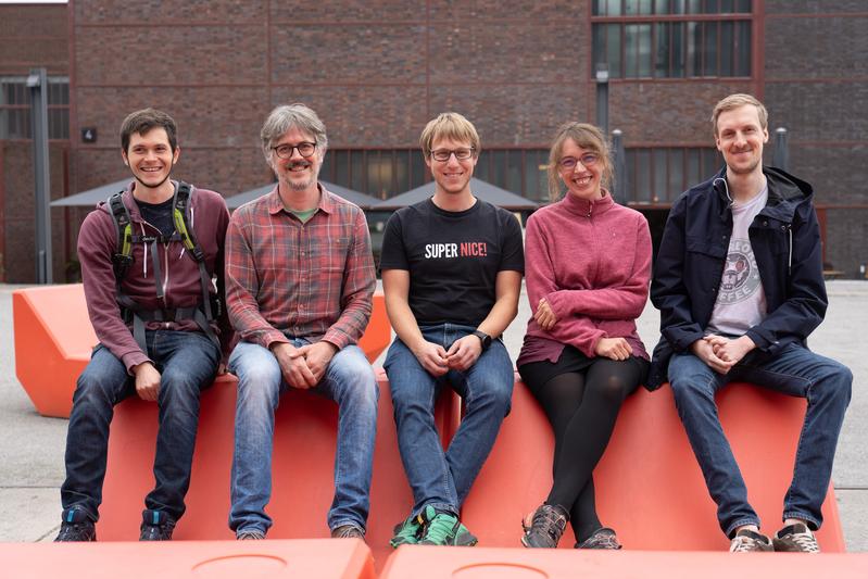  Die Forschungsgruppe an der Professur für Betriebssysteme und Systemsoftware von Timo Hönig (2. von links) arbeitet im Projekt NEON an neuen Betriebssystemen für Computer der nächsten Generation. 