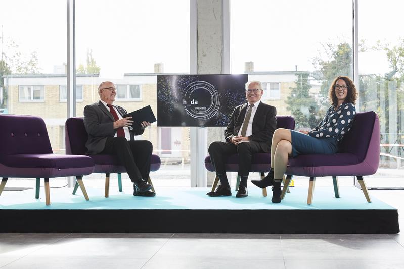 Die Einweihung des Studierendenhauses war eingebettet in h_da PREMIERE, die Live-Erstsemesterbegrüßung der h_da. Mit dabei: Hessens Wissenschaftsministerin Angela Dorn, h_da-Präsident Prof. Dr. Ralph Stengler (links) und Kanzler Norbert Reichert.