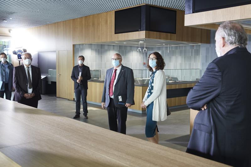 Gehört zum Studierendenhaus dazu: das Campusrestaurant "Schöffers". Im Foto: Hessens Wissenschaftsministerin Angela Dorn, h_da-Präsident Prof. Dr. Ralph Stengler (links daneben) und Kanzler Norbert Reichert (ganz links). Rechts: Architekt Eckart Mauch.