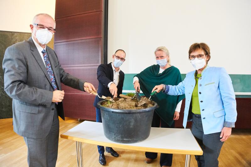 Symbolischer Spatenstich für den Bau des Umwelttechnikums (v. l.): Dr. Matthias Schenek, Michael von Winning, Prof. Dr. Friederike Lang, Sabine Kurtz