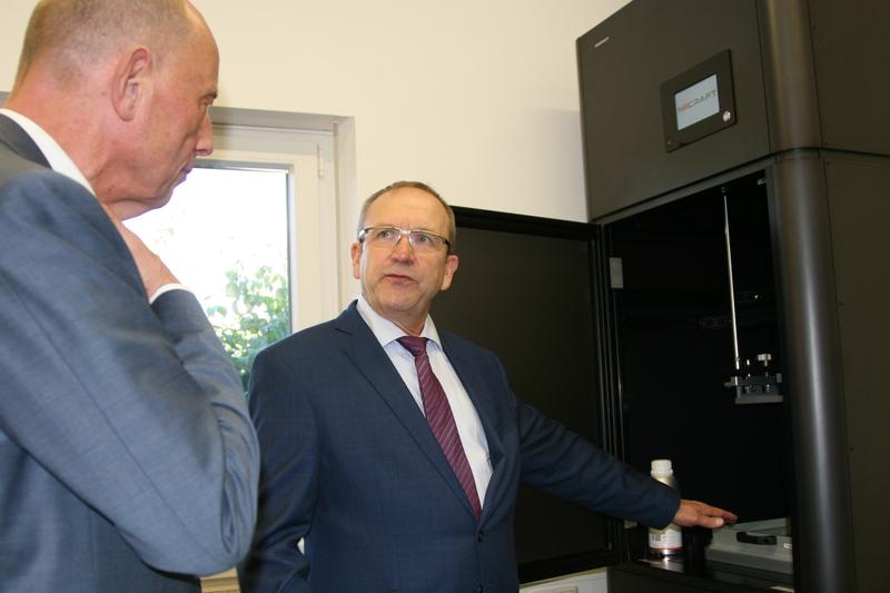Uwe Brick, Geschäftsführer der BURMS - 3D-Druck Jena GmbH & Co.KG und Wirtschaftsminister Wolfgang Tiefensee