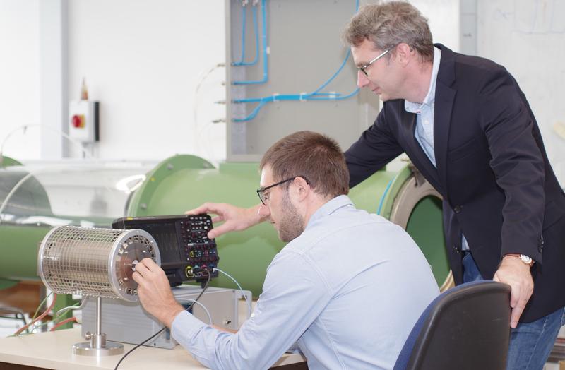 The fast ALTP sensors’ temperature calibration: research assistant Konstantin Huber and project manager Prof Dr Tim Rödiger (from left)