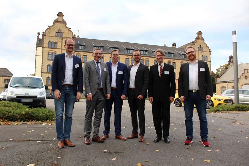 Die ausgezeichneten Informatik-Absolventen Timo Wasiela (Master, 3.v.l.) und Tim Schröder (Bachelor, 4.v.l.) - hier mit (v.l.): Jan Düttmann (Archimedon), Prof. Frank Thiesing (Hochschule Osnabrück), Prof. Klaus Lang (FBTI) und Malte Glüsenkamp (Netrocks).