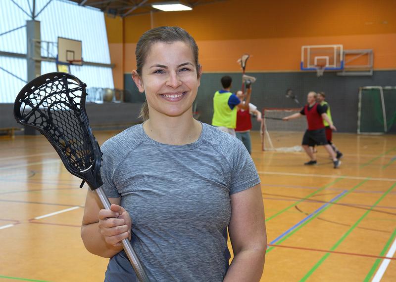 Alena Seidenfaden ist Übungsleiterin für Lacrosse. 