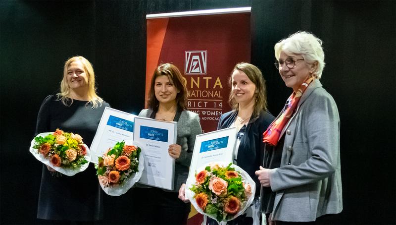 Verleihung des ZONTA-Wissenschaftspreises an (von links) Caroline Morbach, Neva Caliskan und Agnieszka Nowak-Król durch ZONTA-Präsidentin Christine Martin.