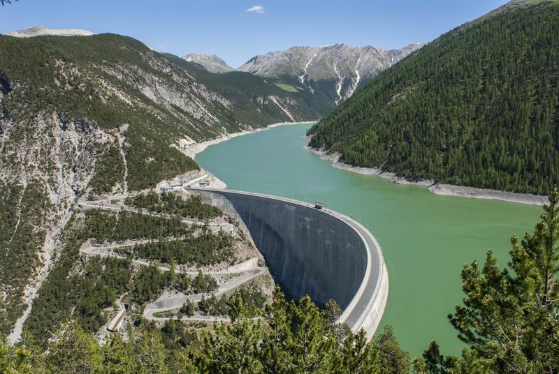 Die Staumauer Punt da Gall am Lago di Livigno wurde 1970 fertiggestellt. Einige der wasserführenden Rohre sind mit PCB-haltiger Rostschutzfarbe geschützt, was damals noch zulässig war. 