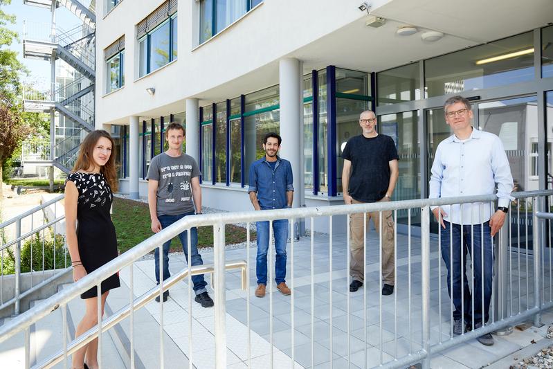 Prof. Dr. Andreas Heinemann und Prof. Dr. Alexander Wiesmaier mit ihren Doktoranden Nouri Alnahawi und Nicolai Schmitt sowie Master-Studentin Johanna Henrich (von rechts). Sie arbeiten an Verschlüsselungen, die Quantencomputern standhalten können.