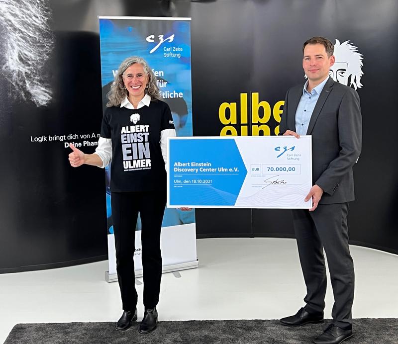 Dr. Nancy Hecker-Denschlag, Vorsitzende des Albert Einstein Discovery Center Ulm e.V. (links) und Dr. Felix Streiter, Geschäftsführer der Carl-Zeiss-Stiftung